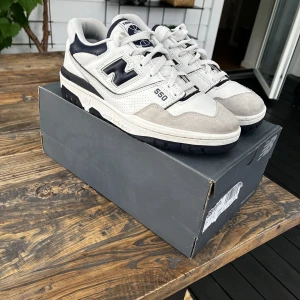 New balance 550 navy - Säljer ett par New balance 550 i färgen navy blue, Använda fåtal gånger och i fint skick.  Storlek 42,5