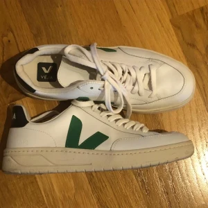 Veja V12 sneakers Stl 37 - Veja V12 sneakers, only worn once, more or less brand new! 