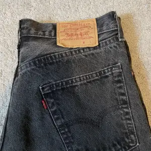 Säljer mina super fina vintage Levi’s jeans 🖤 Storlek är W34L32 🖤 Made in UK. Tror de är unisex så passar till killar också 🖤Har ni frågor så är de bara att skriva 🖤 