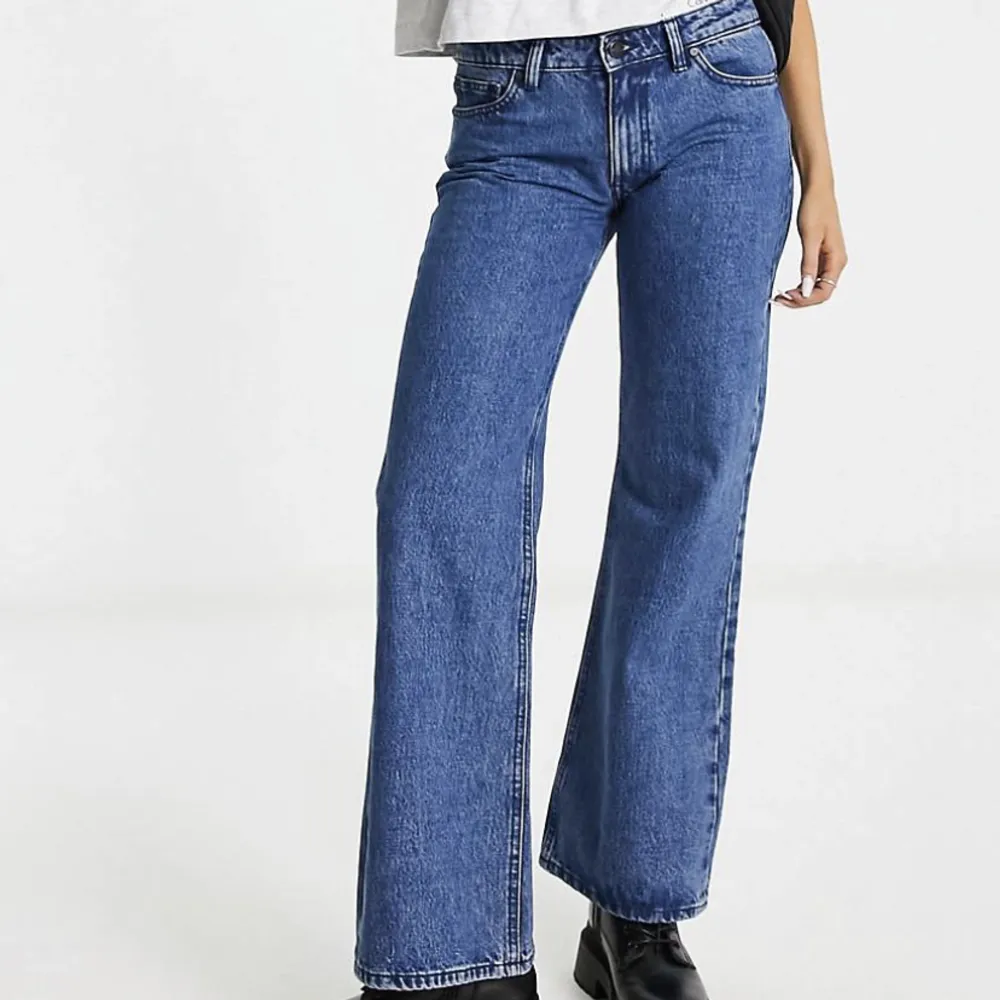 säljer dessa supersnygga jeans då jag köpte fel storlek och inte hann returnera dem, så jag hoppas någon annan kan få användning av dem!  Strl UK 10 (alltså runt storlek M)Modellen är 173 cm och bär samma storlek, som referens för längden på jean. Jeans & Byxor.