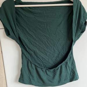 Grön tröja med öppen rygg, aldrig använd 