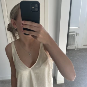 linne ifrån hm - jättefint linne, passar till allt.  vit/beige 