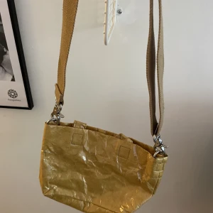 Senapsgul väska från Weekday  - Senapsgul axelremsväska från weekday. Oanvänd. 