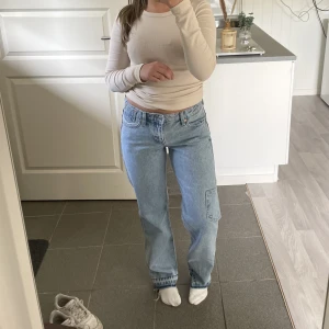 Low waist jeans  - Low waist jeans fårn weekday i storlek 26. Aldrig använda endast provade. Säljer pga av att dem inte kommit till användning. 