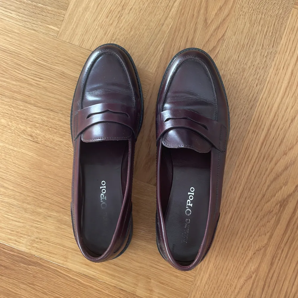 Vinröda loafers nästintill oanvända från Marc’o Polo! Så fina till hösten 🤌🏼❤️ Är i storlek 38 men passar snarare en 37 - 37,5!  (Sista bilden visar samma sko i annan färg och hur de ser ut på)  . Skor.