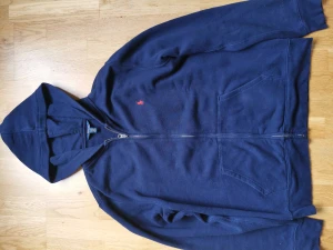 Ralph lauren zip hoodie  - Denna zip hoodie från Ralph Lauren är i mycket gott skick och sparsamt använt. Plagget är i barnstorlek för åldern 16/176 cm. I vuxenstorlek skulle detta vara xs-s. Skriv till mig i DM för ytterligare information.  