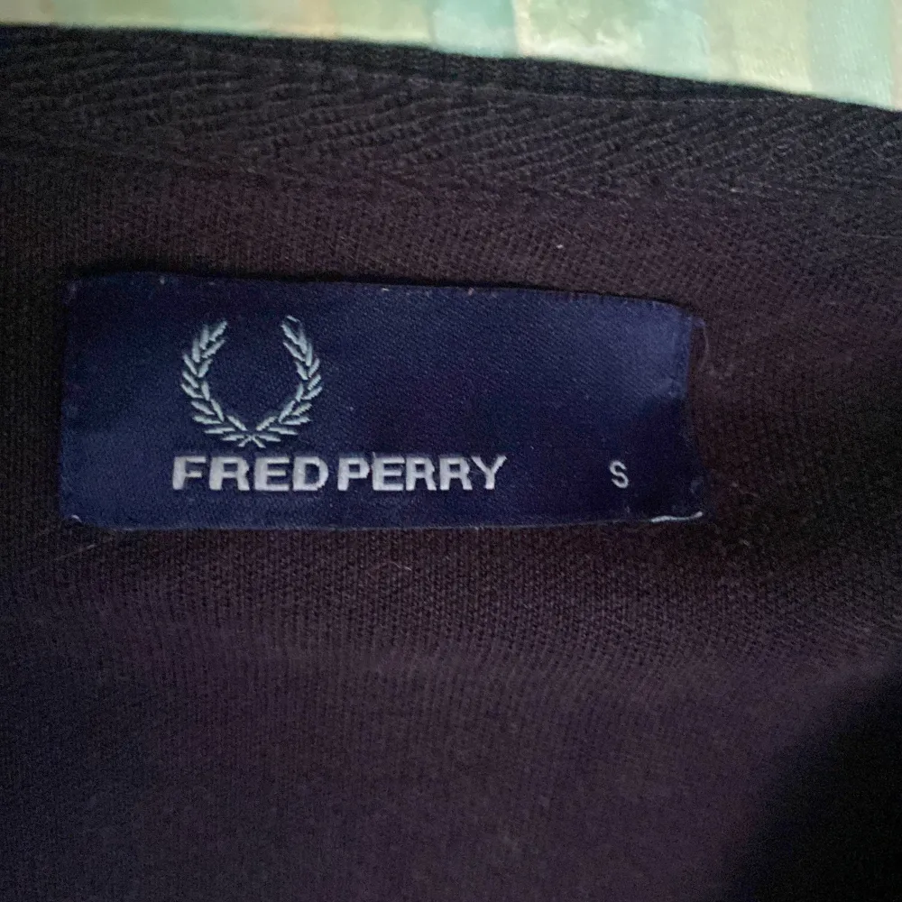 En svart Fred Perry kofta i bra skick. Inga tydliga slitningar. I storlek S. Hoodies.