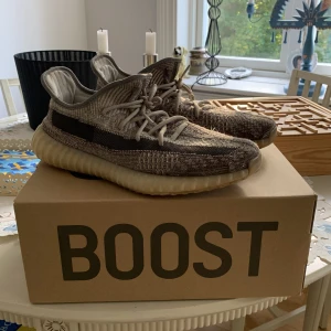 Yeezy - Yeezy boost 350 V2 zyon  Storlek: 45  Cond: 7/10   Äkta Hör av er för fler bilder/info