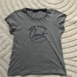 Grå T-shirt från Gant. Fint skick! 