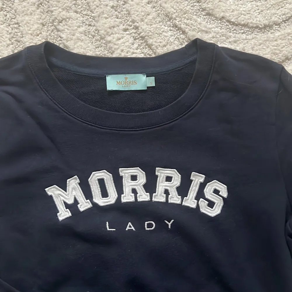 Marinblå Morris sweatshirt. Fint skick då den knappt har använts ☺️. Tröjor & Koftor.