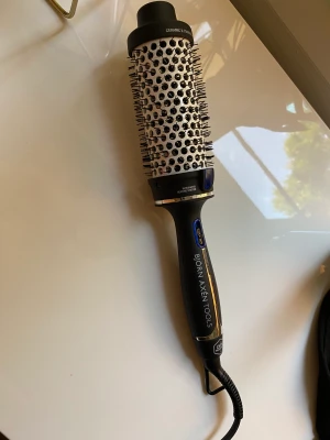 Björn Axén värmeborste  - Björn Axén värmeborste 45mm i mycket bra skick, har använt den  3 gånger men behöver tyvärr sälja pga min hår typ. Priset kan diskuteras💕  