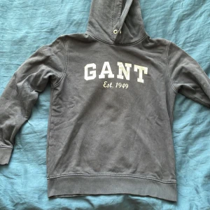 Gant hoodie marinblå - Använd men ok skick.