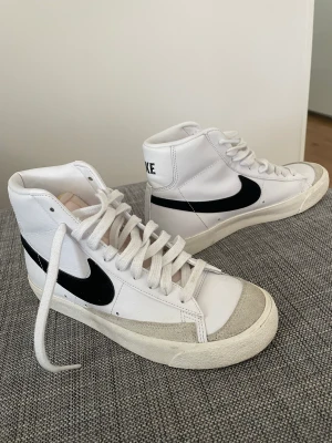 Sneakers Nike Blazer mid 77 strlk 39 - Säljer ett par sneakers Blazer mid 77 i strlk 39 (24,5 cm). Endast använda 2 ggr så är som nya.