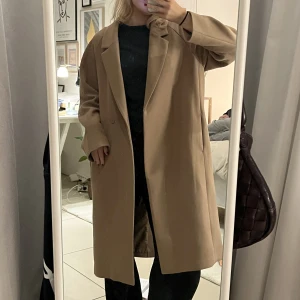 Beige oversized kappa - Mörkbeige tunnare oversized kappa från H&M, stl S men sitter mer som en M/L. Jättebra skick!! 