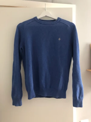 Blå Morris tröja - Säljer nu min fina Morris tröja som är i bra skick. Storlek XS Nypris är 1600, säljer nu för 600