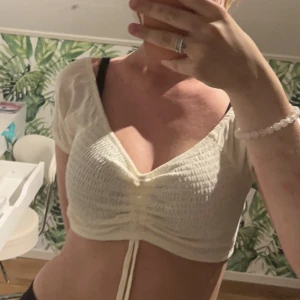 Crop-top - Säljer nu denna crop top som är från Spanien och är aldrig använd. Storlek S och väldigt fint skick. Först till kvarn, skriv gärna om ni blir intresserade❤️mina bilder💞