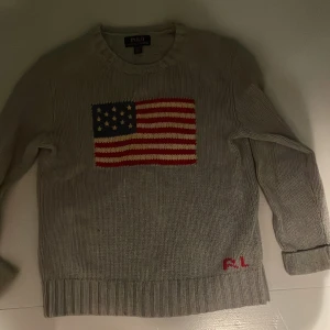 Ralph lauren stickad tröja - Storleken är 10-12 dvs passa dig som är runt 150 cm. Väldigt bra skick och sparsamt använd