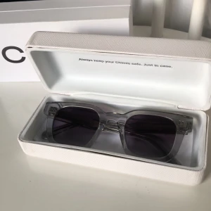 Chimi 04 grey - Säljer nu mina chimis då de inte längre kommer till användning. Finns en liten skråma på ena glaset som bara syns på väldigt nära håll (se bild tre). Utöver det är de i bra skick!