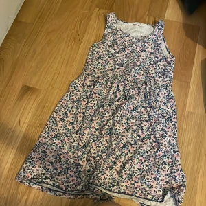 Blommig klänning  - En fin blommig klänning,hittar inga fläckar,Säljs för den inte används ⭐️🤍