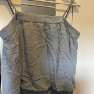 luftigt linne - blått linne från H&M, strlk L, väldigt luftig och flowig, använd 2 gånger💕 säljes pga inte kommer till användning stryks naturligtvis innan den skickas💋