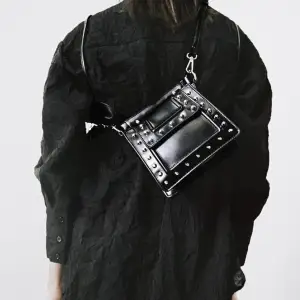 Säljer denna snygga zara väska med nitar, tyvärr har ja tappat bort de svarta bandet till men det finns ett handtag på väskan som man kan bära med❤️