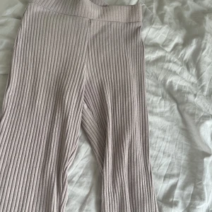 ”Mjukisar” flare - Säljer ett par leggings/mjukisar från Nelly köpte 2021, säljer för 30 kr frakten ingår inte. Dom har en liten defekt uppe vid byxorna som man ser på första bilden, annars skit snygga! Strl XS. Dom är långa på mig som är 154.