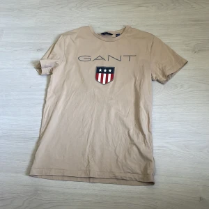 gant t-shirt  - en beige gant t-shirt 