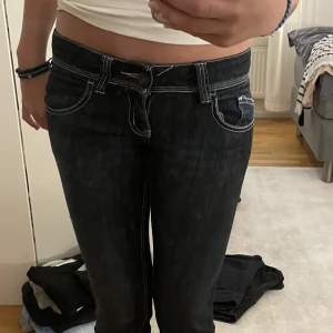 Lågmidjade Roxy byxor  - Ett par skitsnygga mörkblåa lågmidjade jeans från Roxy!! Har aldrig använt dom eftersom jag tycker dom är för skinny, man kan såklart fixa de hos skräddaren och göra de bootcut! Om de är något ni undrar över så är de bara att höra av er!! 💗