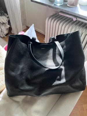 Läderväska från Mumu - jättefin  - Säljer av lite av mina väskor, denna svarta kommer från ett märke som heter Mumu. Tyvärr finns inte företaget längre men inköpt för cirka 6 år sen och använd cirka 5 gånger bara.  Perfekt som skol/jobbväska då mycket får plats + många fack.  Mått: 55x35cm