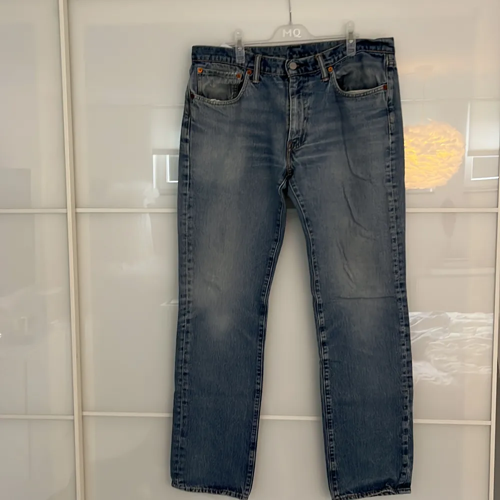 Raka levis jeans som är köpa secondhand. Är 36/34 men skulle säga en 32 i ”vanliga” jeansstorlekar. . Jeans & Byxor.