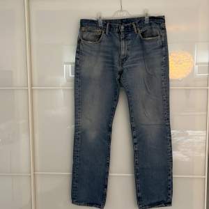 Raka levis jeans som är köpa secondhand. Är 36/34 men skulle säga en 32 i ”vanliga” jeansstorlekar. 
