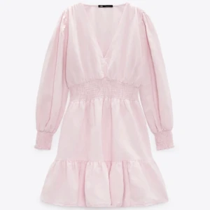 Zara klänning  - Säljer dennna zara klänningen💕 fint skick!!