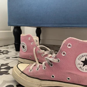 Converse - Skit snygga men dom har tyvärr blivit lite missfärgade på snörerna och på skon. Tvättar såklart innan köp❤️storlek 38