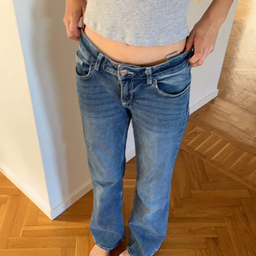 Straight jeans från HM. Lågmidjade, passar dig som är runt 160-169. Jeans & Byxor.