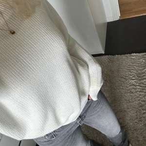 Stickad tröja - Helt ny stickad tröja! Vi eller ljusbeige. Som sagt aldrig använd så väldigt fint skick! Perfekt nu till hösten!
