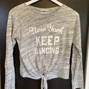 Långärmad tröja - En mjuk långärmad tröja med knut i fram från H&M i storlek 146/152. Passar även en XXS/XS. 🩷