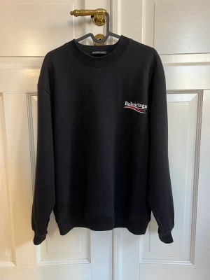 Balenciaga Sweatshirt  - Säljer min Balenciaga sweatshirt med political campaign tryck i storlek Small. Endast använd ett fåtal gånger (aldrig tvättad).   Nypris idag ligger på runt 10.000kr, men säljer denna för 4.500kr. Låda och tags tillkommer!   Hör av dig för frågor!