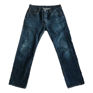 Levis 501 - Levis 501 Jeans i gott andvänt skick, midjan är storlek 34 och längden är strl 32🫶Jag är 180cm lång och de sitter bra i längden på mig (bild 3)