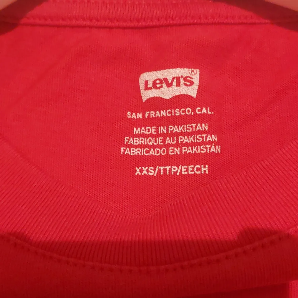 T shirt röd Levi's i storlek xxs. T-shirts.