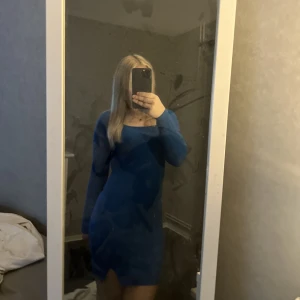 Klänning - Jätte snygg, med liten slits. Storlek M men sitter som S. Tar tyvärr ej returer. Köparen står för frakt, står inte för postens slarv. Priset går att diskutera.