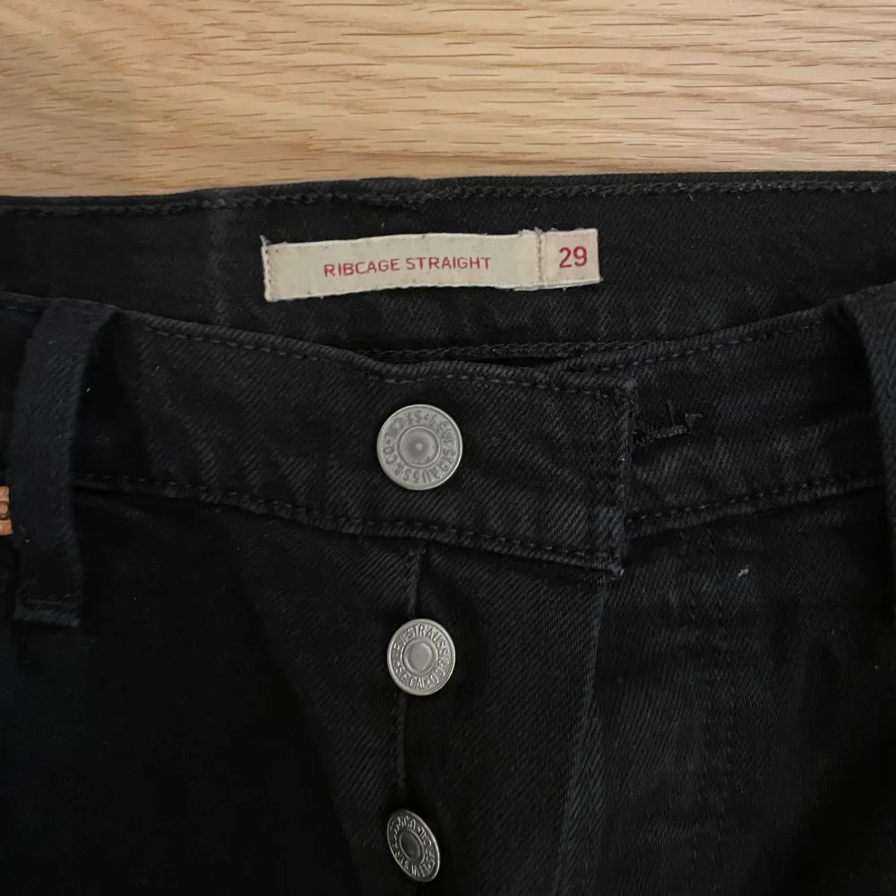 Jag säljer mina svarta Levis jeans då dem inte kommer till användning. Väldigt bra skick. Nypris 1300kr. Jeans & Byxor.