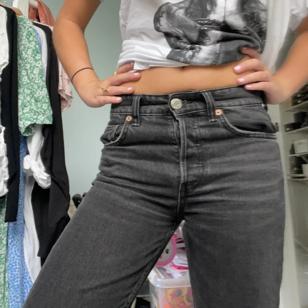 Mid Rise jeans från zara Säljer då de bara legat i garderoben och nästan aldrig använts . Jeans & Byxor.