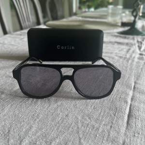 Ett par svarta solglasögon från Corlin Eyewear. Köpta för 999kr. Skick, 10/10