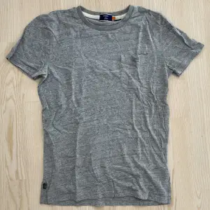 Grå T-shirt från Superdry i stl S. Använd i bra skick. 100% bomull. Skriv gärna för fler bilder✨