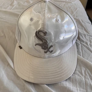 Fitted keps - Fitted keps storlek 7 1/4 eller 57.7 cm  Silver, använder knappt därför säljer jag den. DM om ni har mer frågor eller vill ha bilder