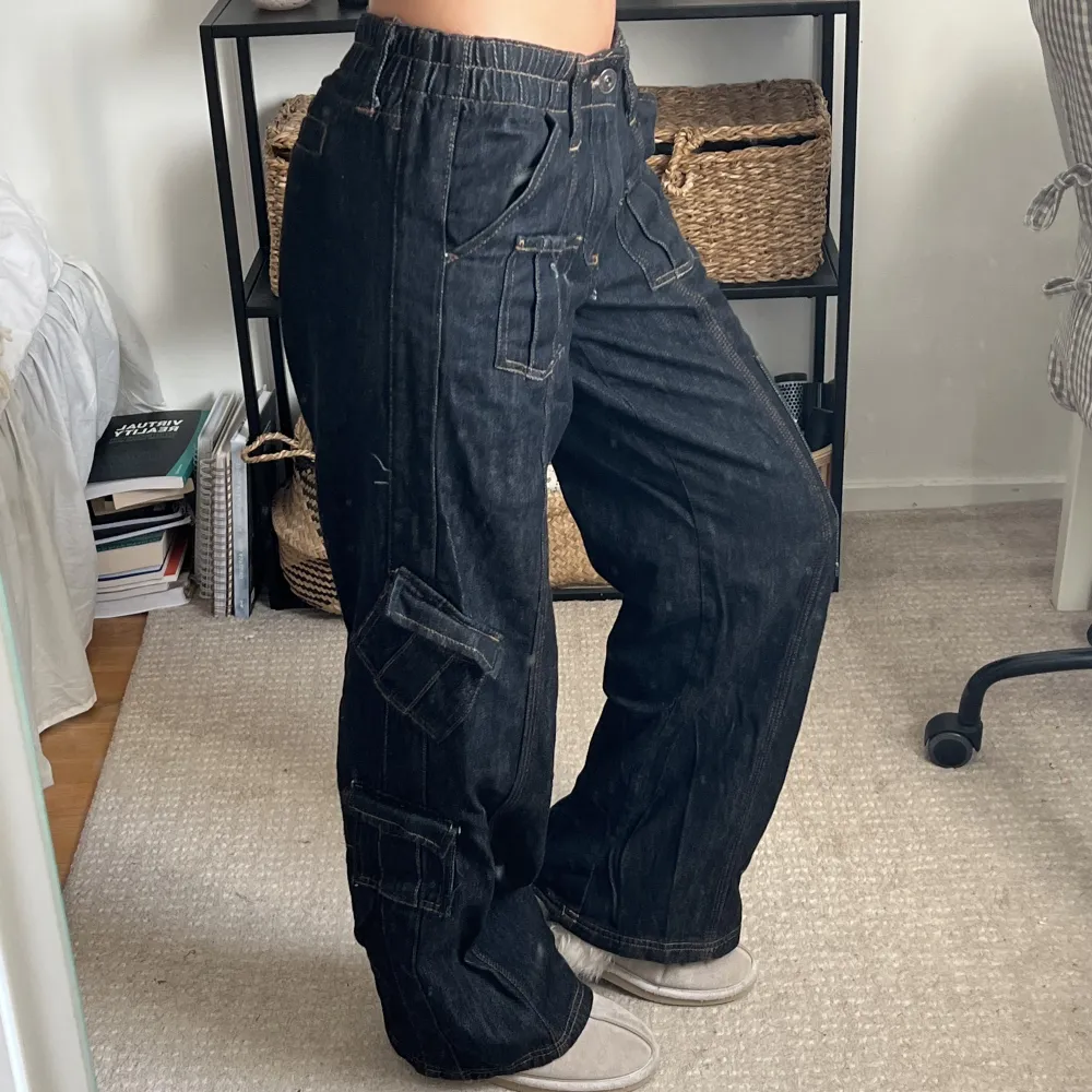 Cargojeans i mörkblå tvätt från urban outfitters. Jag är 169cm, passar mig i längden. Jeans & Byxor.