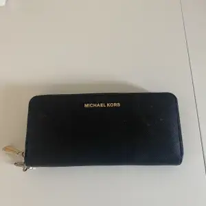 Säljer min michael kors plånbok eftersom den inte kommer till användning längre. Inga fel på den och får plast med massa kort😍