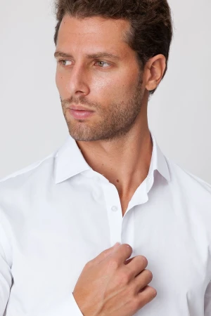 Bomullsskjorta gjord i Italien - Vit skjorta tillverkad i Italien. Tygerna tillverkas i Gallarate i Lombardiet och skjortan i våra verkstäder i Apulien. 100% bomull med dubbel returtwill som är det bästa du kan hitta i Italien. Du kan välja passform mellan Slim eller Regular. 