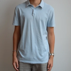 Massimo Dutti pike - Skön massimo dutti pike i en ljusblå färg. Tröjan är i gott skick och storlek medium. Skriv vid eventuella frågor. ** EGNA BILDER EJ FRÅN HEMSIDA!**