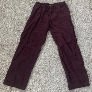 Linnebyxor  - Supersköna brun-lila linnebyxor 🤎 Använda få gånger så de är i riktigt fint skick! De är i storlek xs men passar perfekt för mig som har storlek 36/38 i byxor!